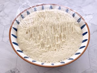 13、杏鲍菇酱肉发面包,麦芯粉里加入酵母，用温水和成面团，醒发至面团呈蜂窝状。