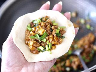 15、杏鲍菇酱肉发面包,面皮上放入适量的馅料，包成自己喜欢的模样即可。