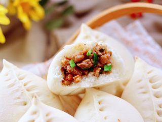 19、杏鲍菇酱肉发面包,鲜香味浓郁，好吃到哭，老公一口气吃了四个还意犹未尽。