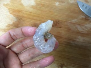 3、黄瓜酿虾（清蒸）,虾尾巴从划开的口子穿过去。