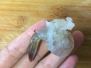 4、黄瓜酿虾（清蒸）,穿好是这个样子，不这样也可以，直接剥成虾仁即可。