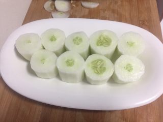 7、黄瓜酿虾（清蒸）,黄瓜去皮切成五公分左右的段。