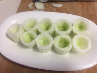 8、黄瓜酿虾（清蒸）,用勺子挖掉一点黄瓜瓤，不要挖到底部。