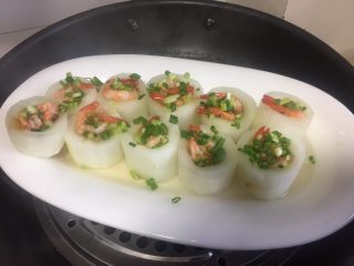 12、黄瓜酿虾（清蒸）,每个黄瓜上滴几滴蒸鱼豉油，撒上葱花淋上热油。