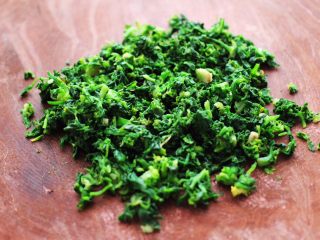 7、荠菜豆渣丸子,再把荠菜用刀切碎。