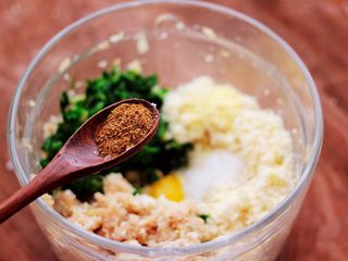 11、荠菜豆渣丸子,加入花椒粉增加香味和口感。