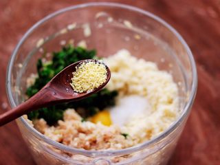 10、荠菜豆渣丸子,再加入鸡精调味。