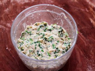 12、荠菜豆渣丸子,把所有的食材顺时针方向搅拌上劲即可。