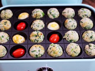 16、荠菜豆渣丸子,把做好的丸子放入模具中开始煎至。