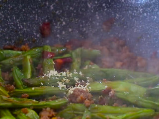 13、干煸四季豆,翻炒均匀后加入鸡精翻炒均匀，就可以出锅装盘啦