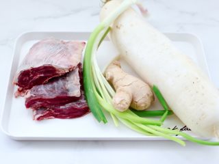1、牛腩炖萝卜,首先备齐所有的食材。