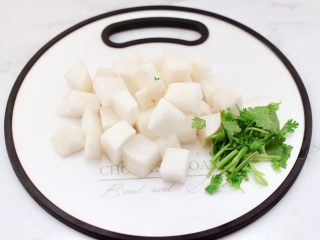 2、牛腩炖萝卜,白萝卜洗净切成2厘米的小块，香菜切段。