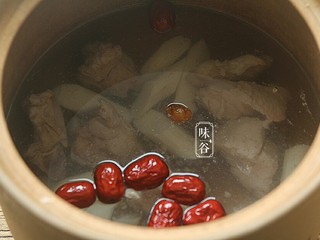 10、山药枸杞尾龙骨汤,加大约2L清水，盖上盖子，大火烧开后小火煲1个半小时。