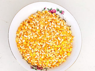 3、玉米渣粥,今天这道菜我用的是糯玉米渣