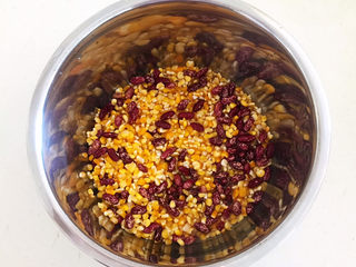 6、玉米渣粥,把浸泡好的玉米渣和大芸豆倒入锅中