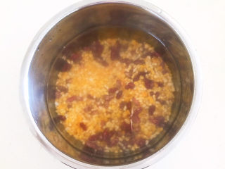 7、玉米渣粥,加入冷水，水与米的比例是4：1