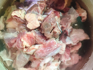 1、清炖牛腩萝卜,牛腩冲洗干净后切块