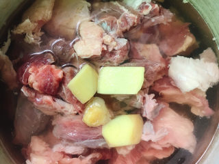 2、清炖牛腩萝卜,放入锅中，加入清水、生姜、黄酒