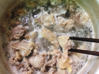 3、清炖牛腩萝卜,大火烧开煮5分钟。