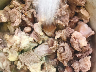 5、清炖牛腩萝卜,将牛肉冲洗干净。