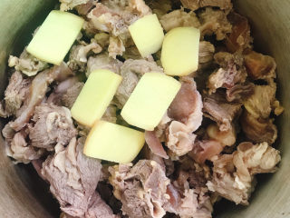 6、清炖牛腩萝卜,放入姜片