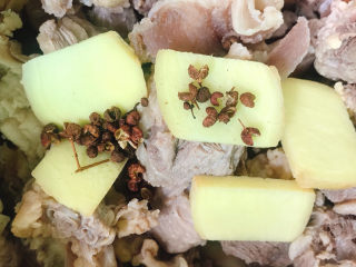 7、清炖牛腩萝卜,放入花椒粒。