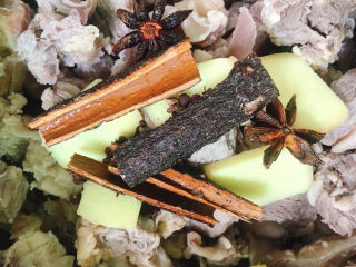 9、清炖牛腩萝卜,放入桂皮