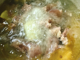 11、清炖牛腩萝卜,大火烧开，盖上锅盖中火压30分钟。