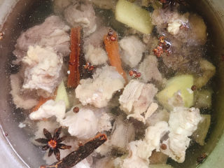 10、清炖牛腩萝卜,加入清水