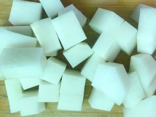 12、清炖牛腩萝卜,压牛腩的时候将白萝卜切好。