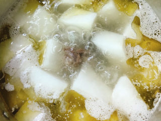 14、清炖牛腩萝卜,大火烧开后放盐