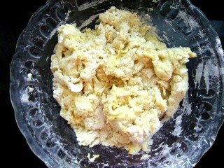 2、玉米面荠菜鸡蛋馅煎饺,用温水调成棉絮状