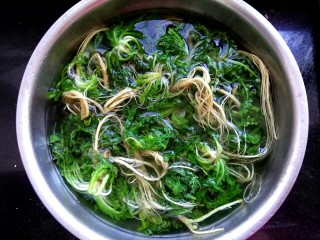 7、玉米面荠菜鸡蛋馅煎饺,捞出放入冷水中