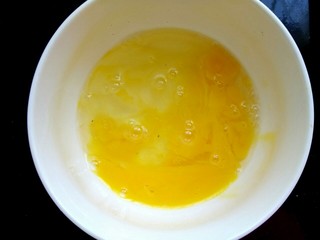 9、玉米面荠菜鸡蛋馅煎饺,鸡蛋打散，调匀
