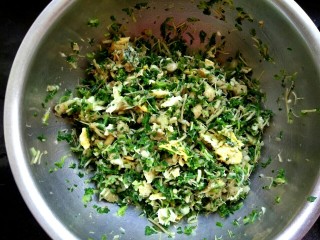 14、玉米面荠菜鸡蛋馅煎饺,搅拌均匀