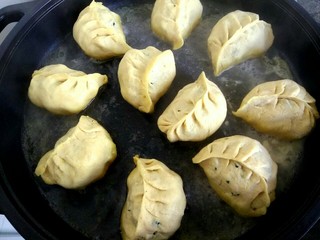 19、玉米面荠菜鸡蛋馅煎饺,饺子底部煎黄后，加入半小碗清水，盖上盖子，大火烧开