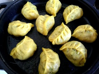 20、玉米面荠菜鸡蛋馅煎饺,把水耗干，饺子就熟了，底部酥脆