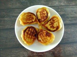 21、玉米面荠菜鸡蛋馅煎饺,底部酥脆