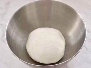 1、黑糖蜜桔酒酿圆子,用手揉成光滑的面团。