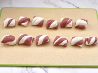 5、黑糖蜜桔酒酿圆子,用刀切成自己想要的大小剂子,用手搓圆即可。