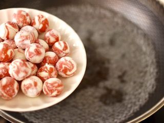 8、黑糖蜜桔酒酿圆子,锅中倒入适量的清水烧开,把搓好的芋圆倒入锅中,煮至漂浮在水面上。