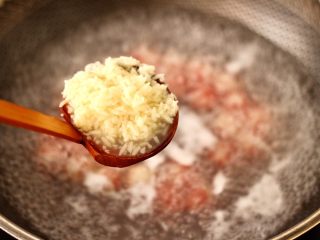 9、黑糖蜜桔酒酿圆子,这个时候锅中加入酒酿。