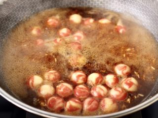 11、黑糖蜜桔酒酿圆子,大火继续煮至黑糖全部融化。