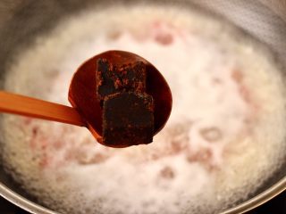 10、黑糖蜜桔酒酿圆子,再加入黑糖调味调色。