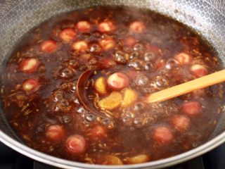 14、黑糖蜜桔酒酿圆子,大火煮至汤汁粘稠时。