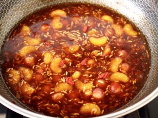 15、黑糖蜜桔酒酿圆子,撒上枸杞即可关火。