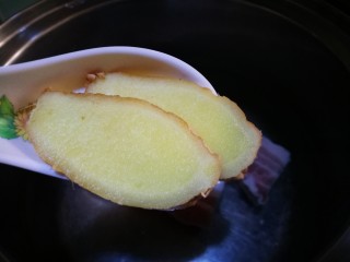 3、无法拒绝的下饭菜～回锅肉,将肉放入锅中 添加清水 放入姜片