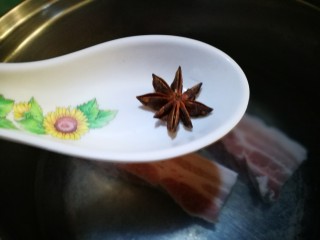 4、无法拒绝的下饭菜～回锅肉,放入八角