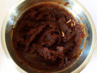 4、红枣糕,用搅拌棒打成泥。