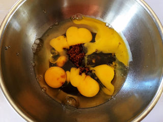 6、红枣糕,红糖和全蛋放在一起。